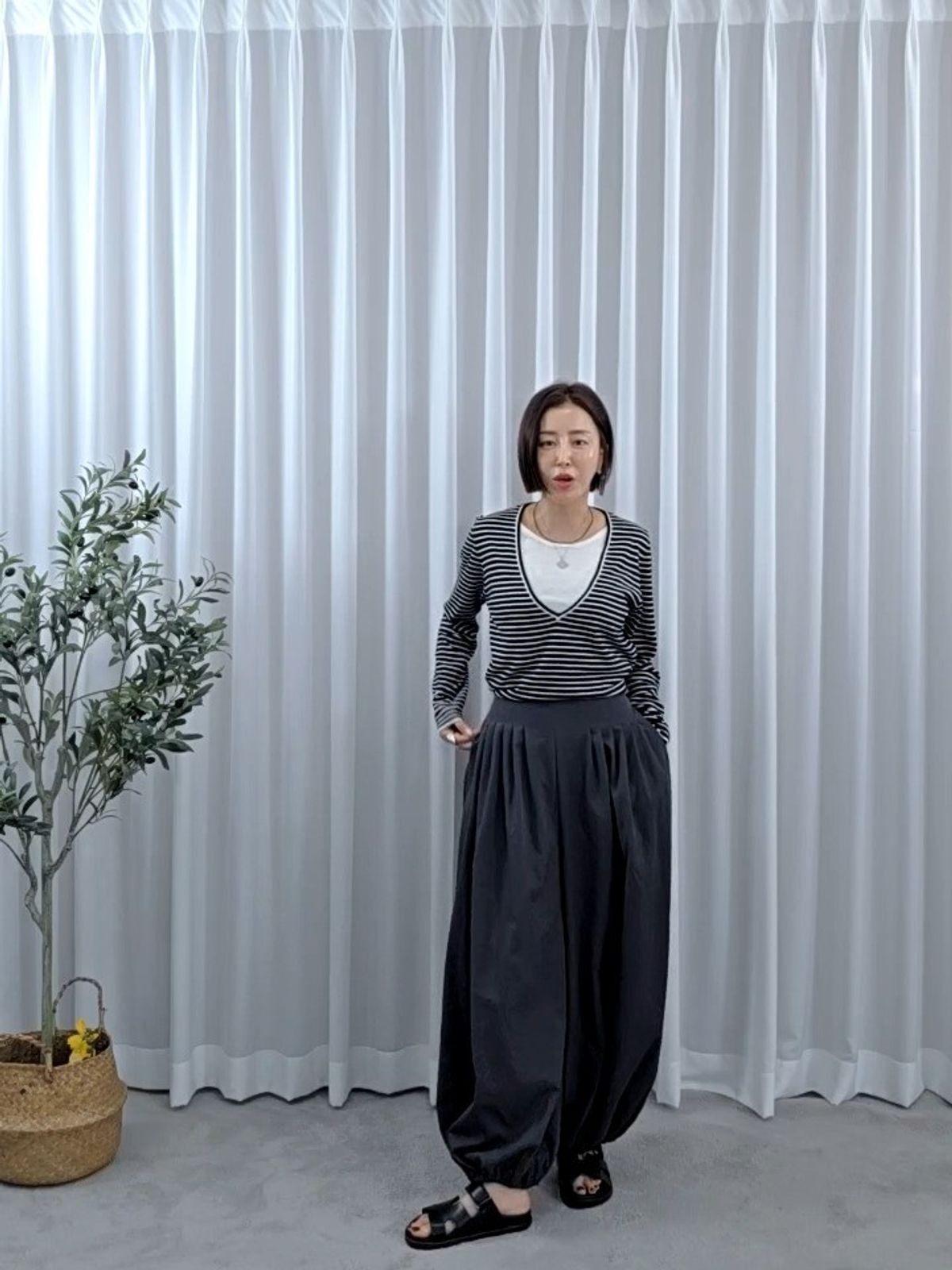 31558-깊은브이단가라니트 썸네일 2